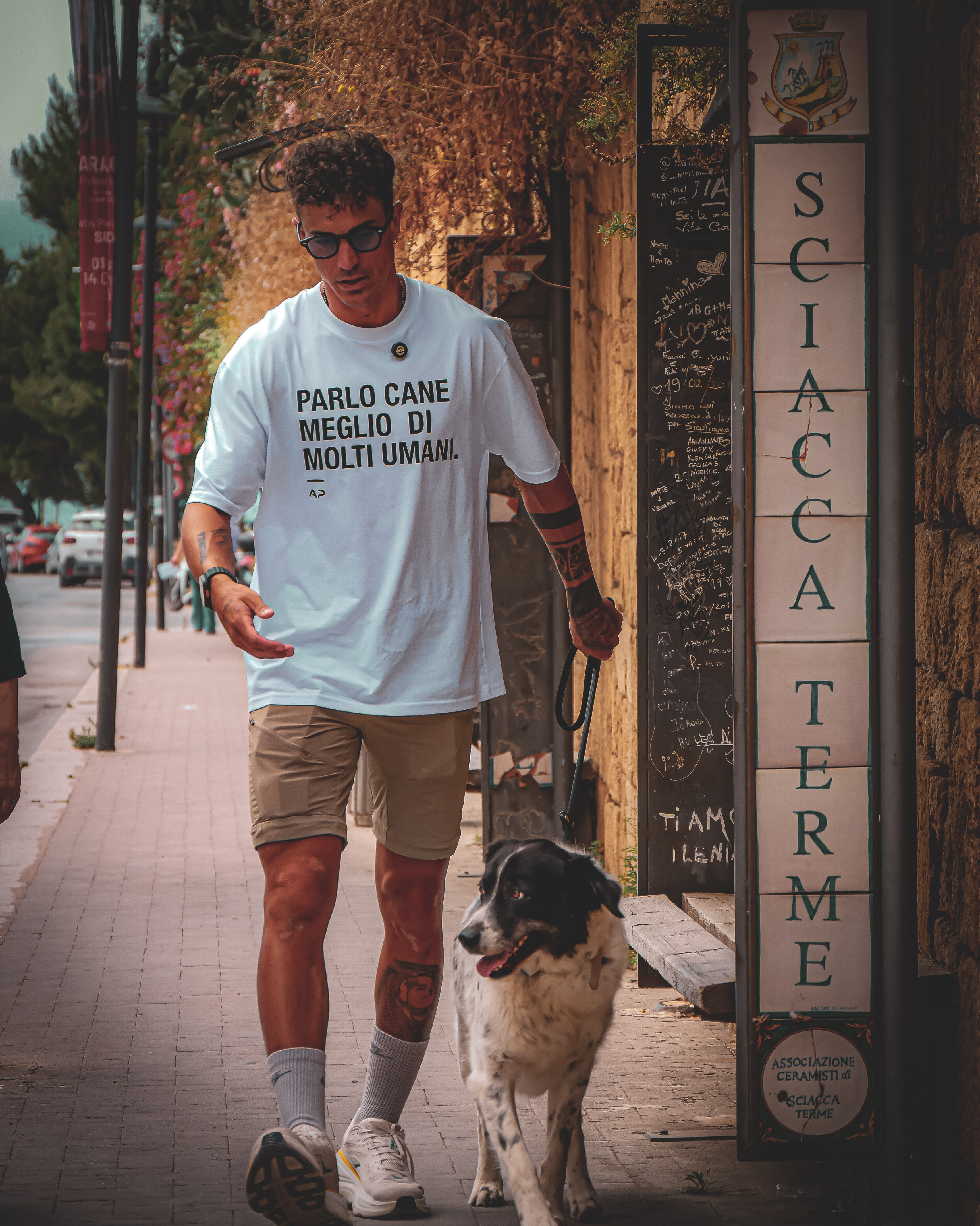 Antonio Puccio al lavoro con un cane