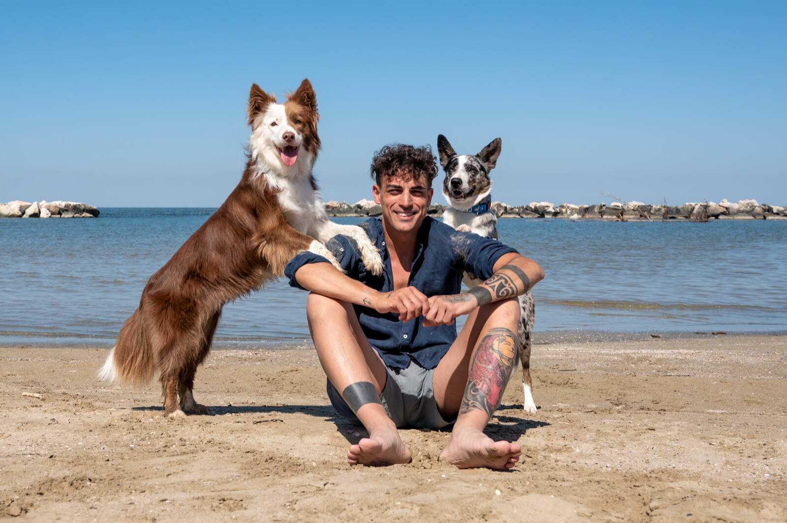 Antonio Puccio con due cani