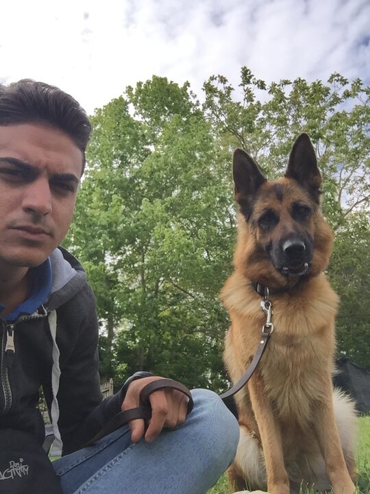 Antonio da giovane con Kira, pastore tedesco