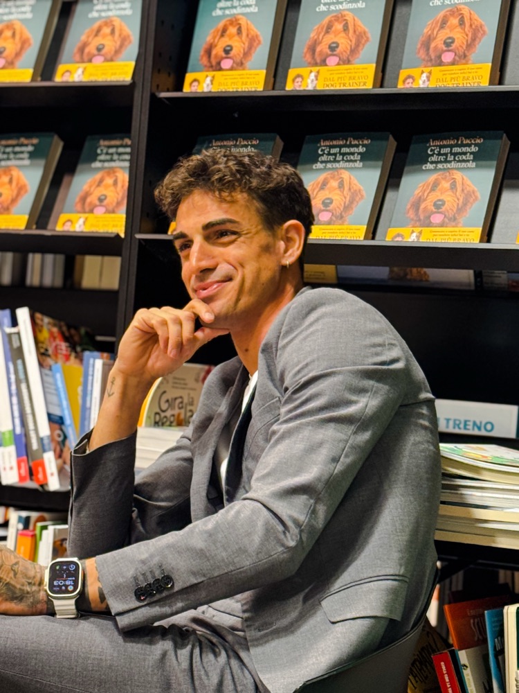 Antonio Puccio con il suo libro in libreria
